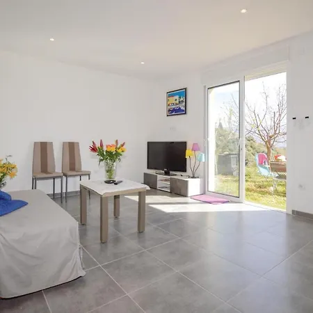 Stunning In W/ 1 Bedrooms Appartamento Alata